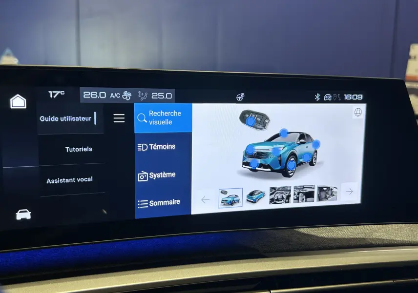 Écran tactile intérieur montrant l'interface du guide utilisateur du Peugeot 3008 hybride gris Artense, vue de face.
