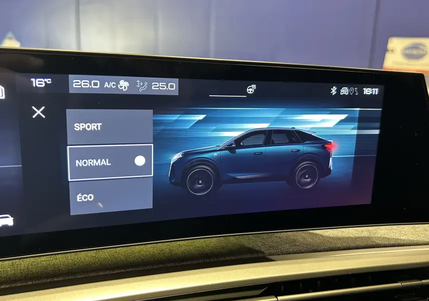 Affichage intérieur du SUV Peugeot 3008 gris Artense en profil droit sur écran tactile avec modes de conduite.