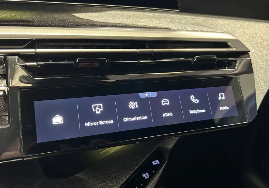 Écran tactile central du tableau de bord du Peugeot 3008 gris Artense, affichant les menus Mirror Screen, Climat, ADAS, Téléphone et Média.