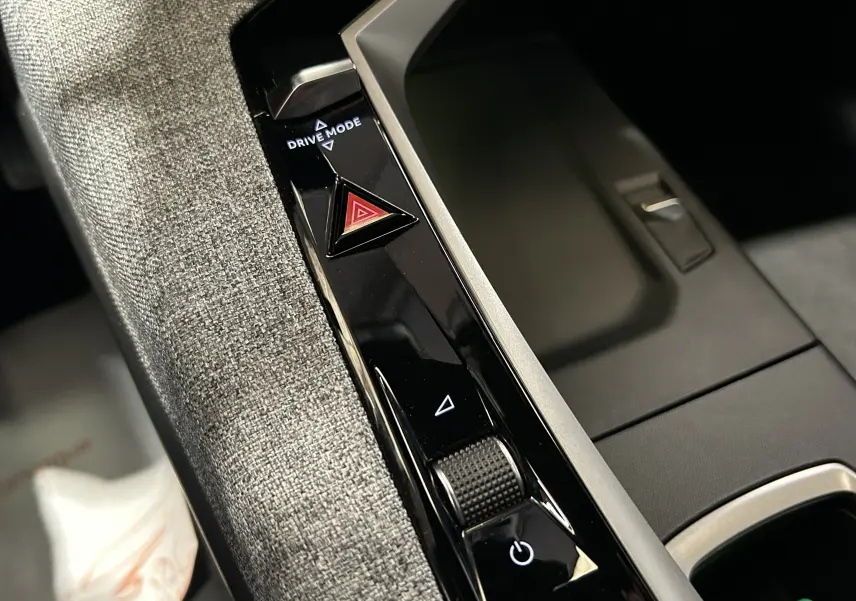 Vue rapprochée de la console centrale du Peugeot 3008 gris Artense, avec bouton Drive Mode et signal d’alerte rouge.
