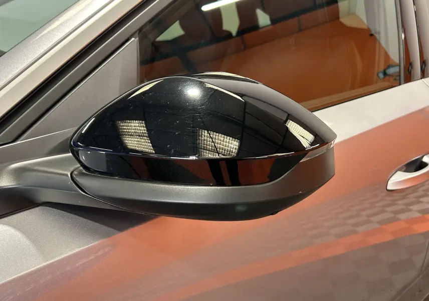 Gros plan sur le rétroviseur extérieur noir brillant côté gauche du Peugeot 3008 gris Artense 2024.