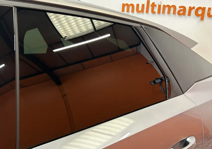 Vue rapprochée du côté arrière droit du Peugeot 3008 gris Artense avec vitre teintée et poignée de porte visible.