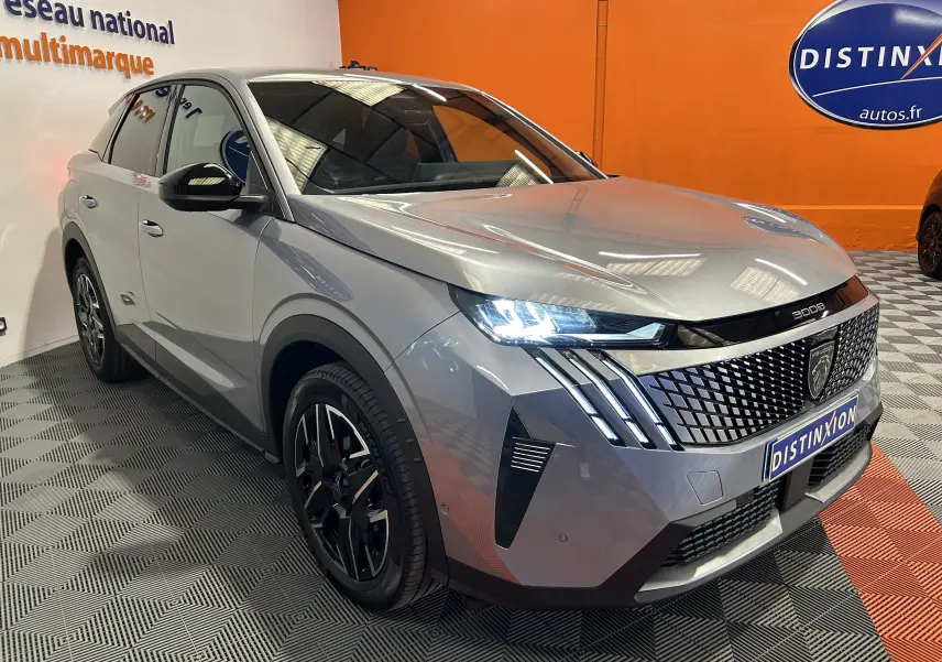 Peugeot 3008 gris Artense en 3/4 avant droit, avec phares LED allumés et calandre distinctive en losanges.