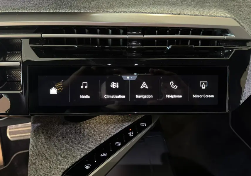 Vue rapprochée de l’écran tactile central du Peugeot 5008 Hybrid 145 GT, affichant les menus Média, Climatisation, Navigation, Téléphone et Mirror Screen.
