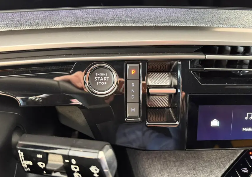 Gros plan intérieur sur la console centrale du Peugeot 5008 Hybrid 145 e-DCS6 GT, bouton start/stop et sélecteur de vitesse.