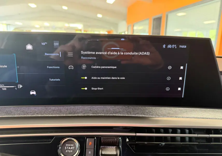 Écran HD 21’’ du Peugeot 5008 Hybrid GT 2025 affichant le système avancé d’aide à la conduite, bouton start/stop visible.