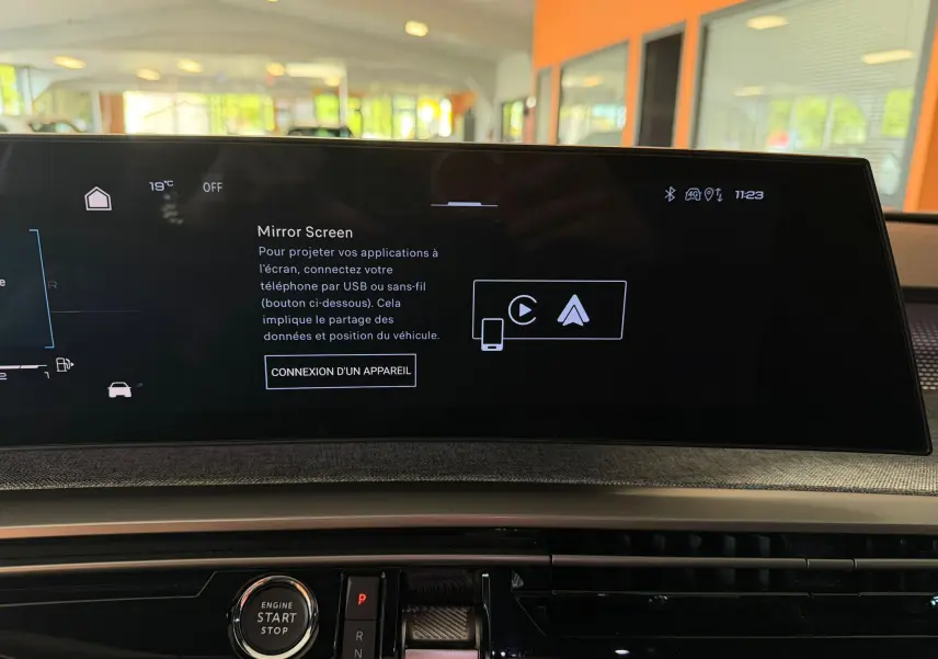 Écran tactile HD 21’’ du Peugeot 5008 Hybrid GT 2025, affichant la fonction Mirror Screen sur tableau de bord.
