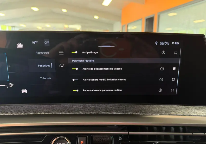 Écran tactile HD 21’’ du Peugeot 5008 Hybrid 145 GT affichant les réglages d’alerte de vitesse, intérieur tissu clair.