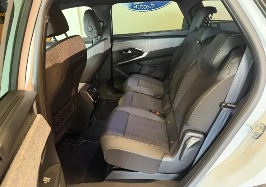 Vue intérieure côté droit des sièges arrière du Peugeot 5008 Hybrid 145 e-DCS6 GT blanc Okenite avec surpiqûres Iced Clay.