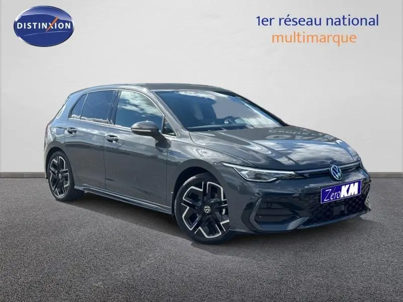 Volkswagen Golf 1.5 eTSI R-Line gris lunaire vue 3/4 avant avec jantes alu noires et calandre sportive.