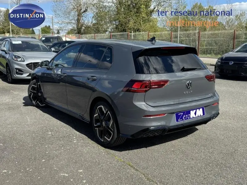 Volkswagen Golf 1.5 eTSI R-Line gris lunaire vue 3/4 arrière droit avec jantes alu noires et vitres surteintées.