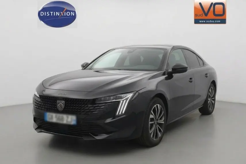 Peugeot 508 Hybrid noir vue 3/4 avant droit, avec jantes alliage 17 pouces et feux LED distinctifs.