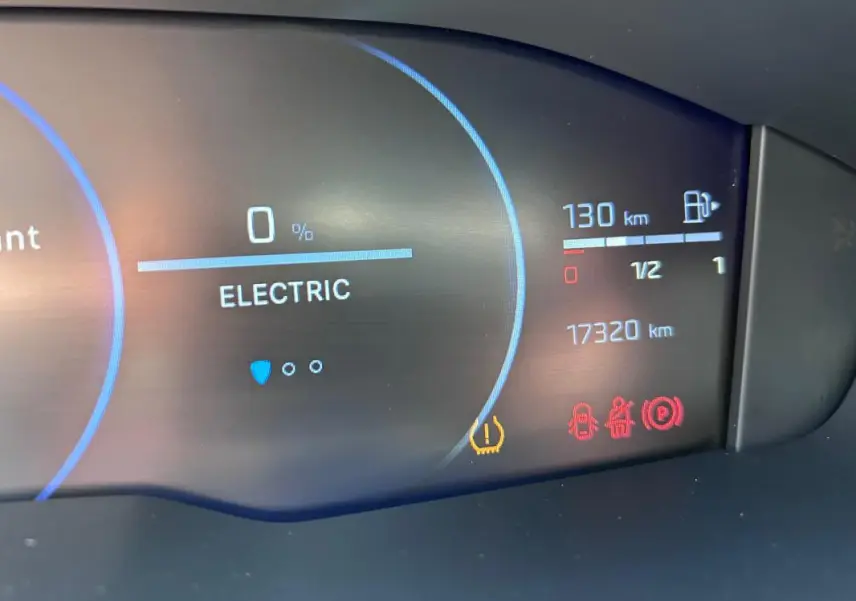 Tableau de bord numérique de Peugeot 508 Hybrid 225 e-EAT8, affichant autonomie électrique à 0% et 17 320 km au compteur.