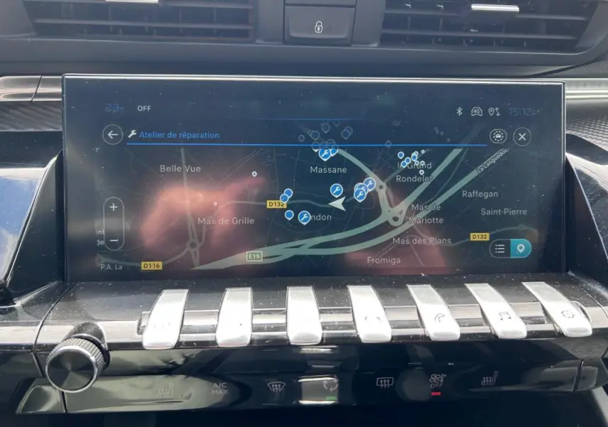 Écran tactile du tableau de bord du Peugeot 508 Hybrid noir, affichant la navigation GPS en vue frontale.
