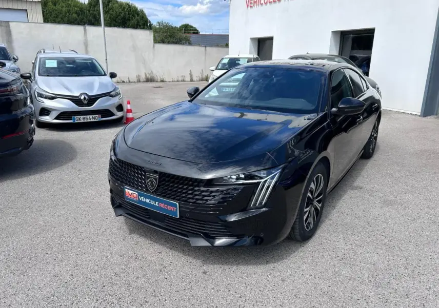 Peugeot 508 Hybrid noir vue 3/4 avant droit, jantes alliage 17 pouces, toit ouvrant et calandre distinctive.