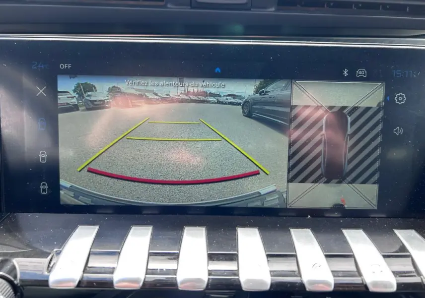 Écran tactile intérieur montrant la caméra de recul et l'affichage 360° du Peugeot 508 Hybrid noir.