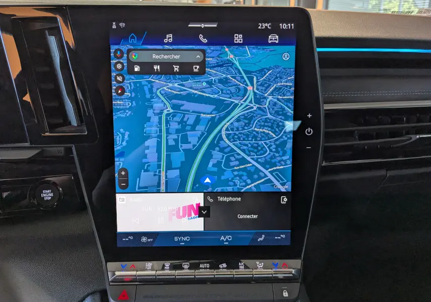 Vue rapprochée de l’écran tactile central du Renault Espace VI noir étoile, affichant la navigation GPS et les commandes multimédia.