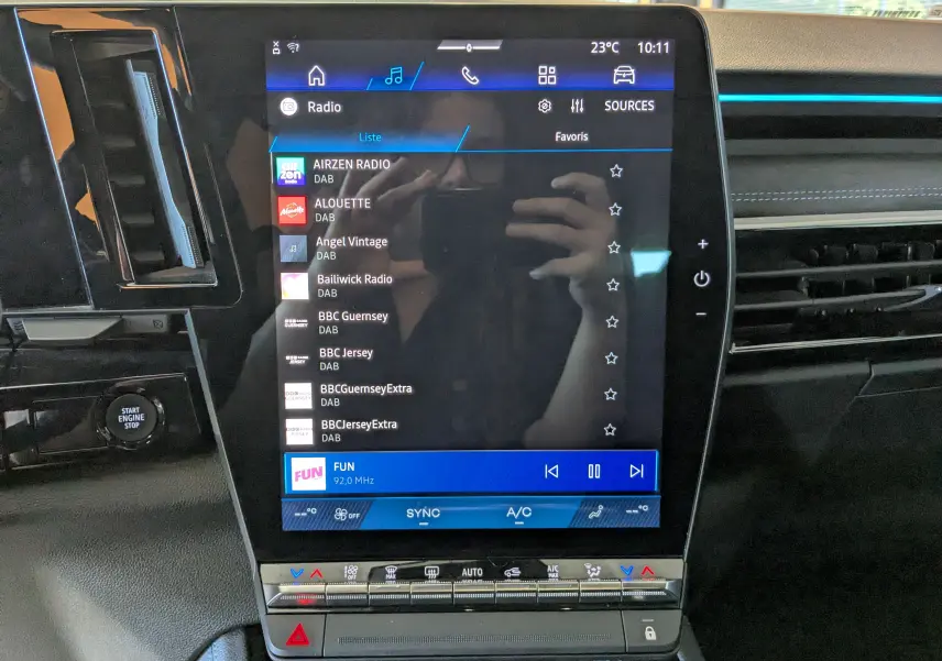 Écran tactile multimédia vertical du tableau de bord du Renault Espace VI noir, affichant la liste des radios DAB.