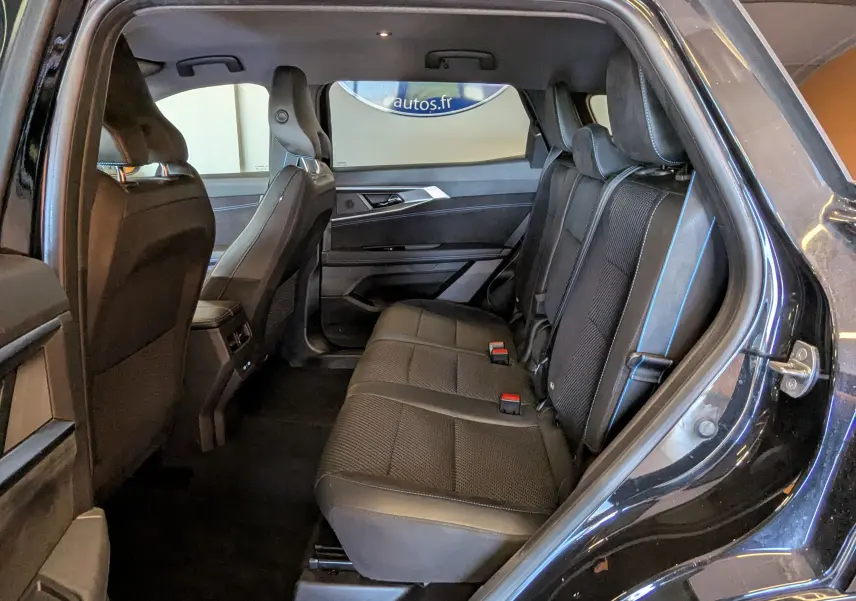 Vue intérieure côté droit des sièges arrière noirs en tissu mixte et Alcantara du Renault Espace VI E-Tech Full Hybrid 2025.