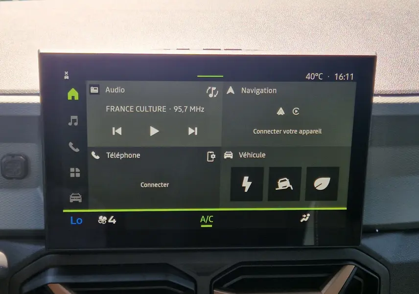 Écran tactile central du Dacia Duster 1.8 Hybrid 155 Extreme affichant radio, navigation et options véhicule.