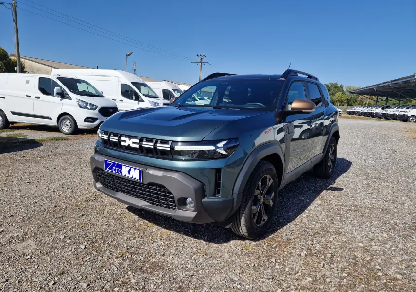 Dacia Duster 1.8 Hybrid 155 Extreme vert cèdre en 3/4 avant droit, avec rétroviseurs bronze et jantes noires.