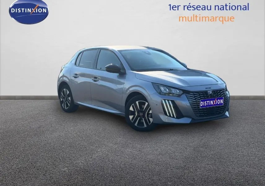 Peugeot 208 gris Artense vue 3/4 avant droit, avec calandre distinctive et jantes alliage noires et argentées.