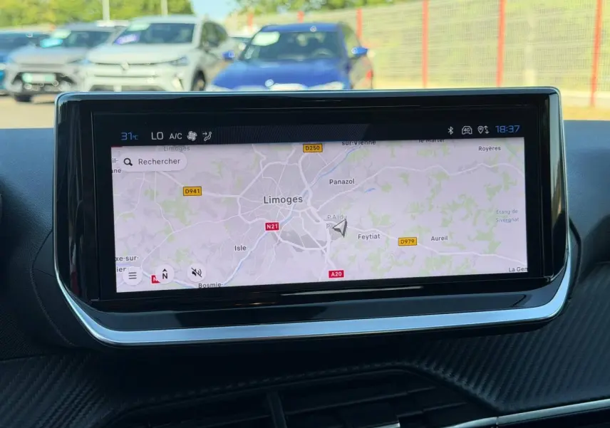 Écran tactile central affichant la navigation GPS sur la carte de Limoges dans une Peugeot 208 2025.