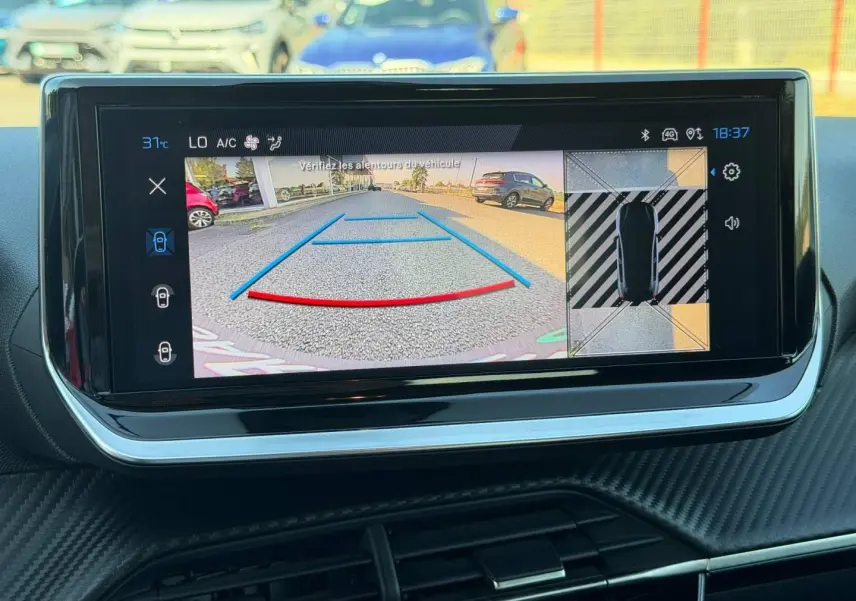 Écran tactile intérieur montrant la caméra de recul et l'aide au stationnement de la Peugeot 208 gris Artense.
