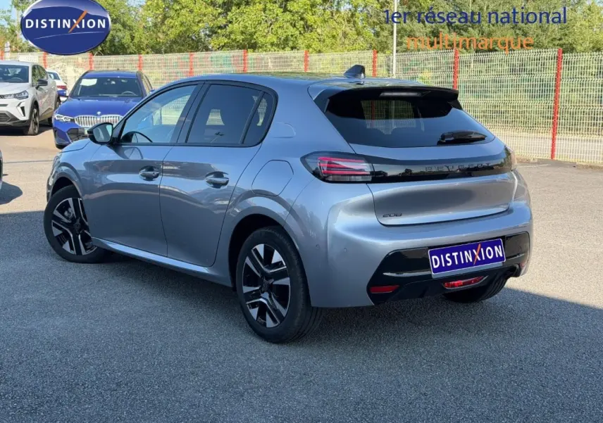 Peugeot 208 gris Artense vue 3/4 arrière droit, avec jantes alu et feux arrière LED distinctifs.