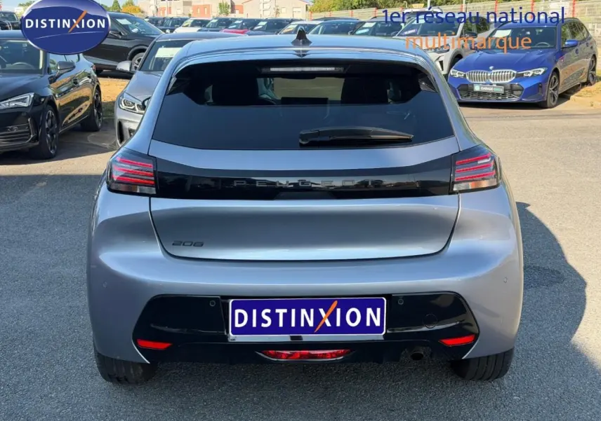 Vue arrière d'une Peugeot 208 gris Artense 2025 avec feux arrière LED et lunette arrière surteintée.
