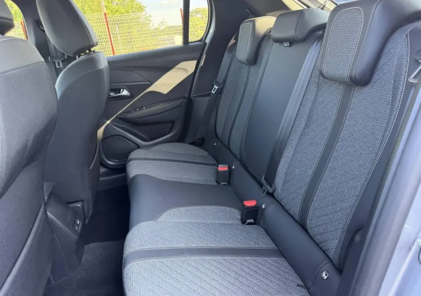 Vue côté droit de la banquette arrière gris foncé avec tissu et cuir sur Peugeot 208 1.2 100ch 2025.