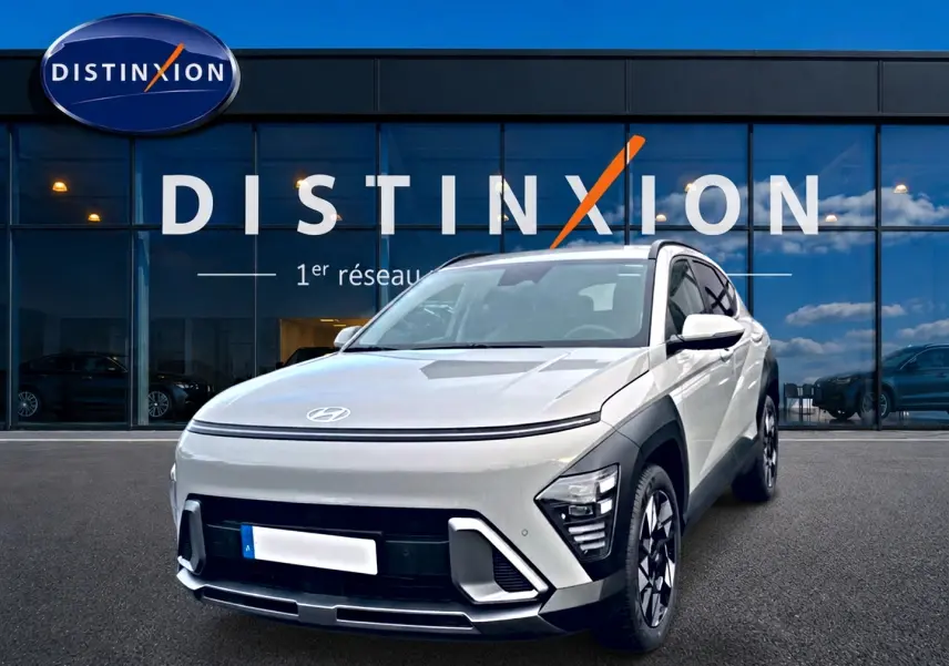 Hyundai Kona 1.6 GDI hybride gris, vue 3/4 avant avec signature lumineuse LED et jantes alliage 18 pouces.