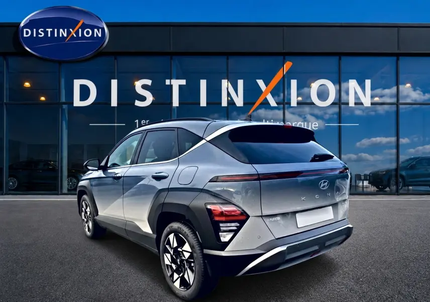 Vue 3/4 arrière droite d'un Hyundai Kona gris 2025 avec feux LED et jantes alliage noires et argentées.