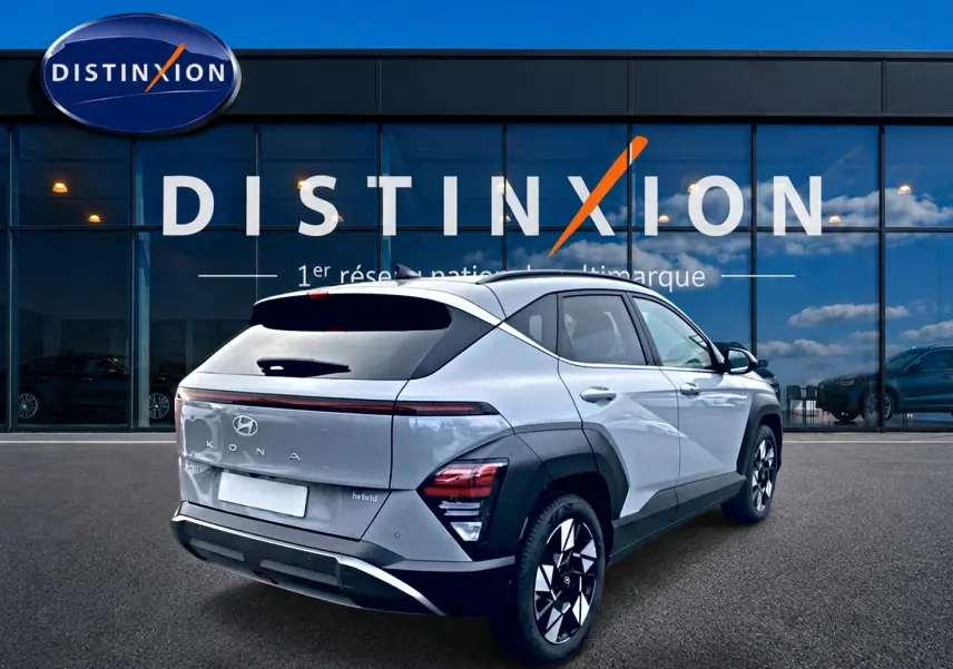 Vue 3/4 arrière droite d'un Hyundai Kona gris 2025 avec feux arrière LED et jantes alliage 18 pouces.