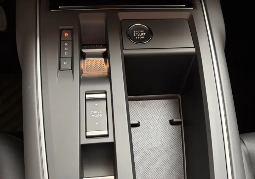 Vue rapprochée de la console centrale noire du Citroën C5 Aircross 2025 avec bouton start/stop et commande de boîte auto.