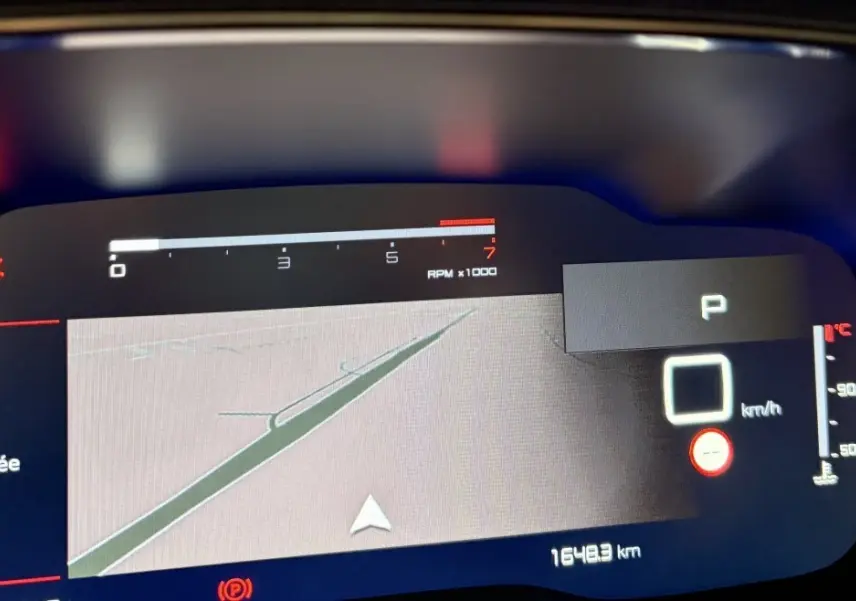 Tableau de bord numérique du Citroën C5 Aircross blanc 2025 avec affichage vitesse, navigation et température.