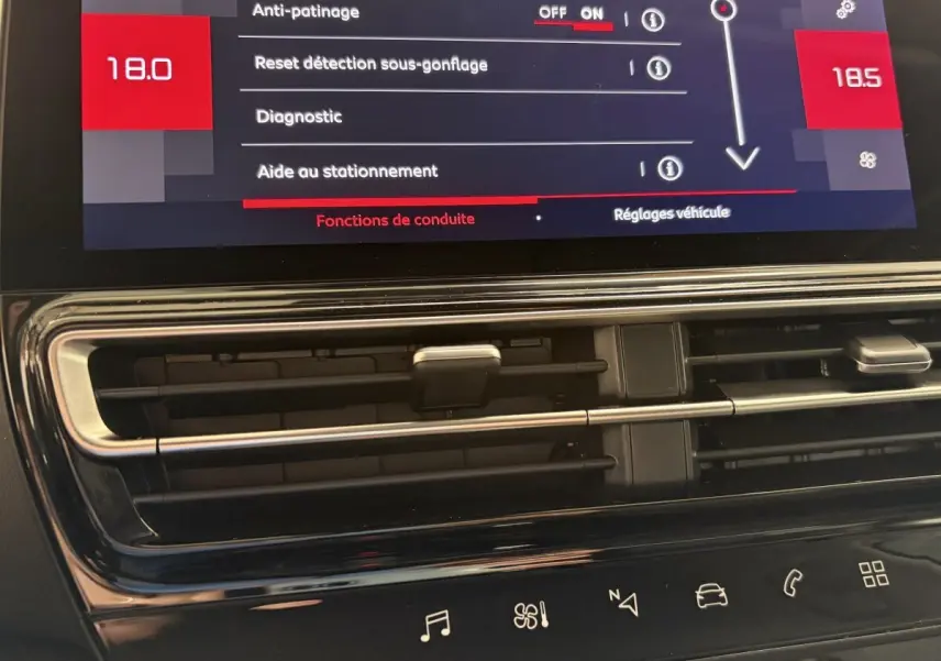 Écran tactile central du tableau de bord du Citroën C5 Aircross 2025 affichant les réglages d’aide à la conduite et climatisation.