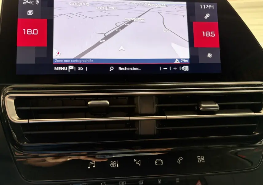 Écran tactile central du tableau de bord du Citroën C5 Aircross blanc 2025, affichant la navigation et commandes climatisation.