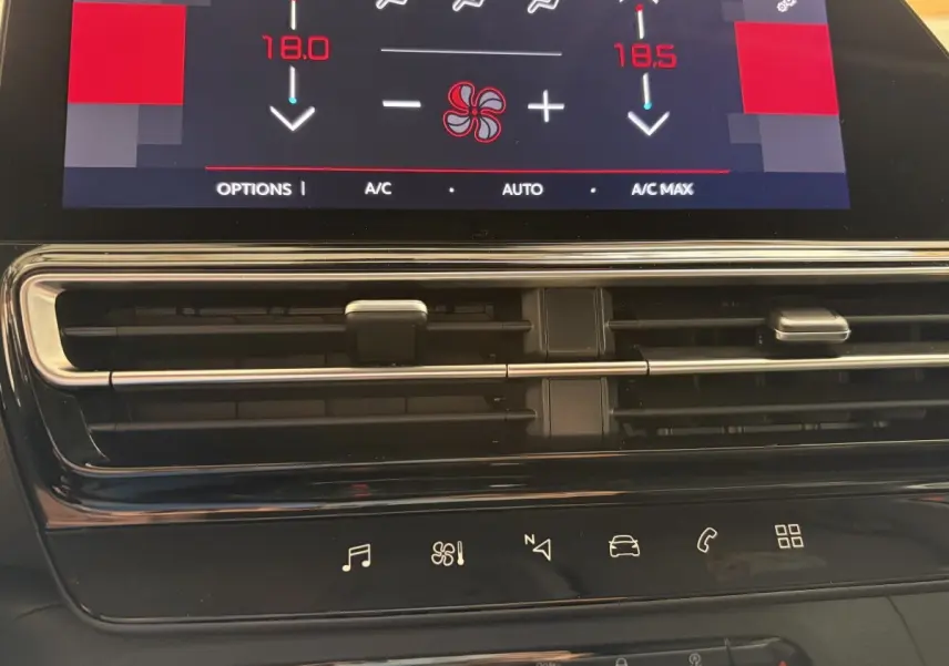 Vue rapprochée de l’écran tactile central et des aérateurs noirs du tableau de bord du Citroën C5 Aircross blanc 2025.