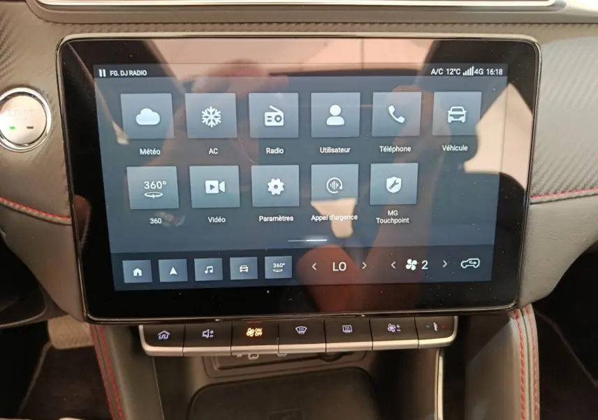 Écran tactile central 25,7 cm du MG Motor ZS Luxury 2024 noir, vue rapprochée avec bouton démarrage Start/Stop visible à gauche.