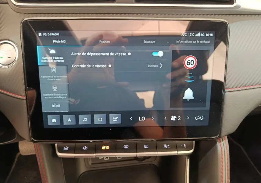 Vue rapprochée de l’écran tactile central du MG ZS Luxury 2024 noir, affichant les réglages d’aide à la conduite.