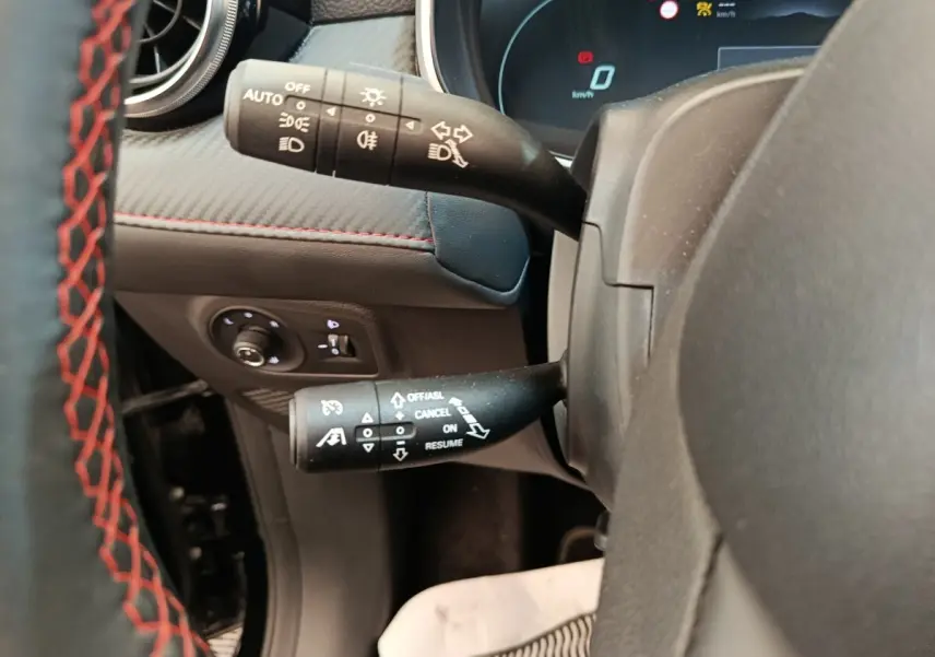 Détail intérieur du MG ZS Luxury 2024 montrant les commandes au volant et le combiné d'instruments numérique.