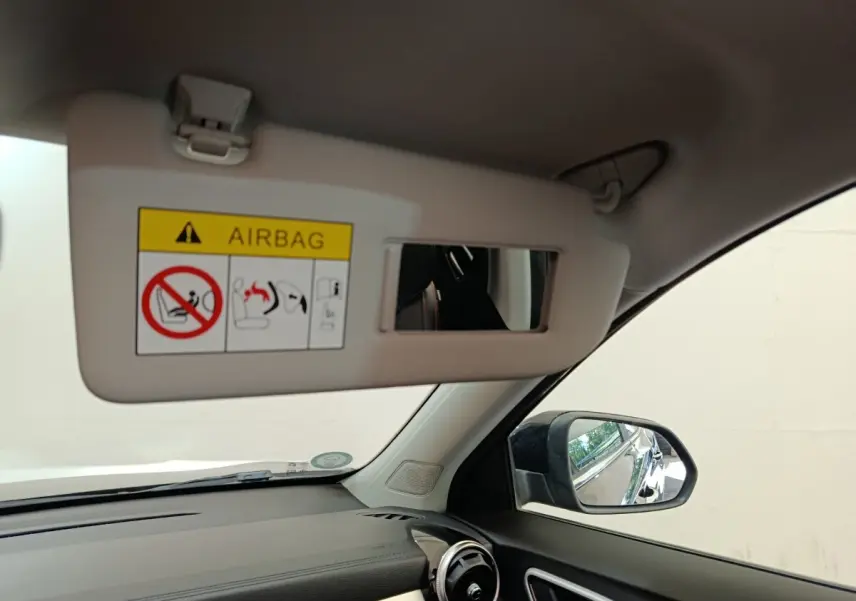 Vue intérieure côté passager du MG ZS Luxury 70kWh 2024, montrant le pare-soleil avec miroir et rétroviseur noir.