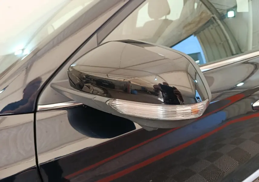 Rétroviseur droit noir brillant avec clignotant intégré sur MG Motor ZS Luxury 70kWh 2024, vue rapprochée.