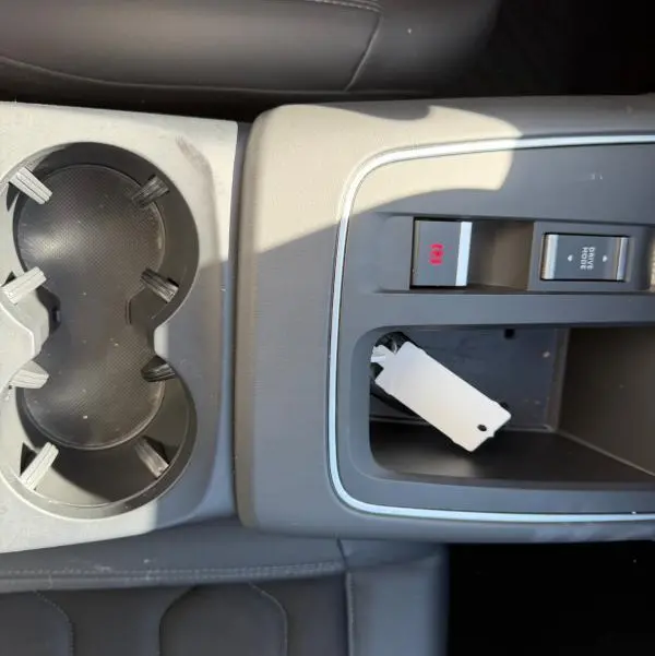 Vue rapprochée de la console centrale du Citroën C5 Aircross noir 2024, avec porte-gobelets et commandes électroniques.