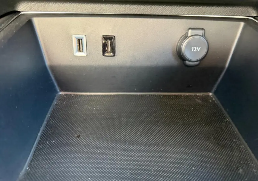 Détail de la console centrale du Citroën C5 Aircross 2024 hybride, montrant deux ports USB et une prise 12V.