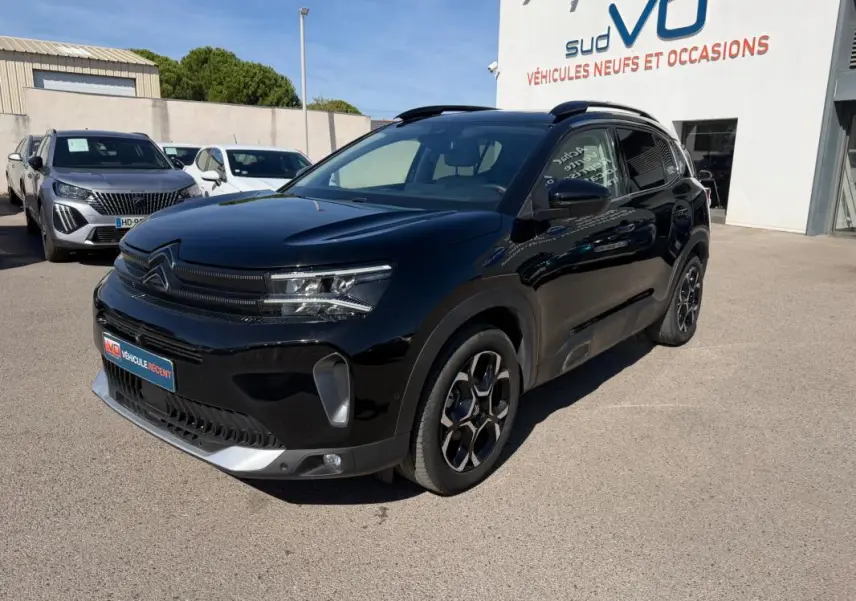 Citroën C5 Aircross Hybride noir vue 3/4 avant droit, avec jantes distinctives et toit noir brillant.