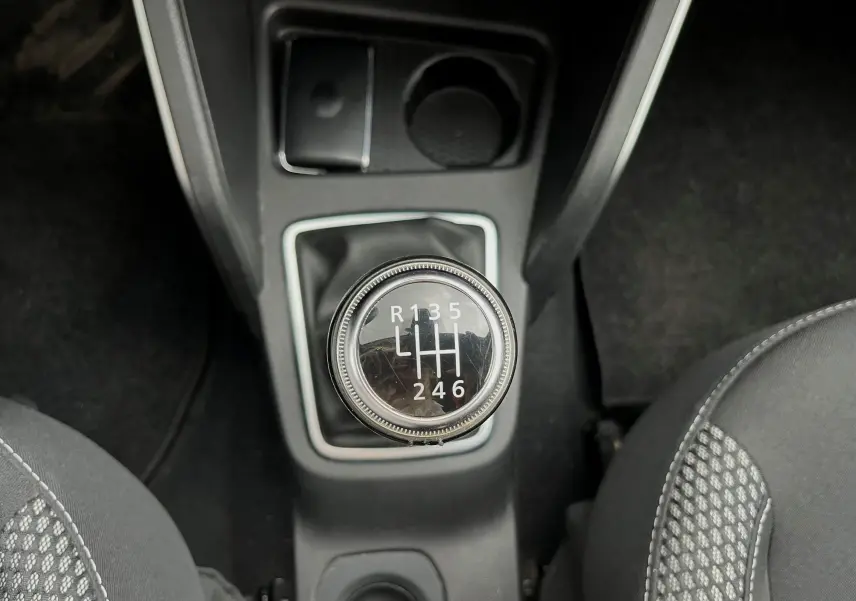 Le levier de vitesses manuel du Dacia Duster 1.5 DCI 2018, vue rapprochée de la console centrale.