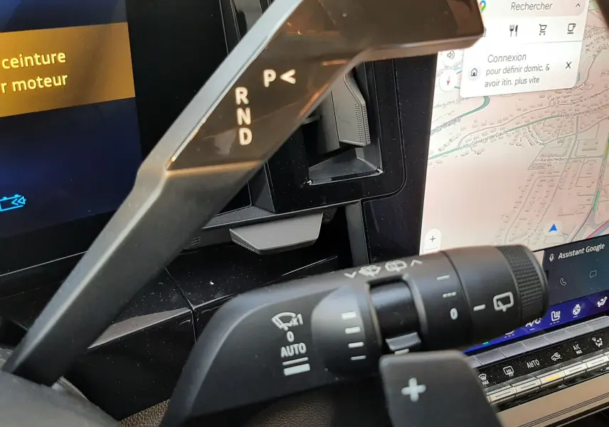 Le levier de vitesses automatique avec indications P, R, N, D dans l'habitacle du Renault Austral blanc nacré.