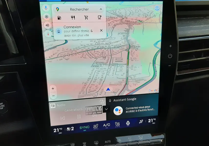 Écran tactile central du Renault Austral E-Tech 2025 affichant la navigation et les commandes climatisation en intérieur noir.